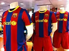 trois maillots du club présentés dans un magasin