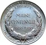 Pièce de monnaie contenant une couronne d'aiguilles et de cônes de pin autour de MAINE CENTENNIAL 1820-1920 ainsi que les devises IN GOD WE TRUST et E PLURIBUS UNUM