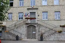 Le perron de la mairie.