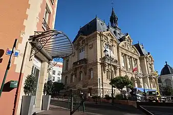 La mairie et la rue de nos jours.