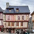 MaisonFaçade sur la place et sur la rue