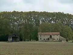 Grange et bâtiment agricole ancien.