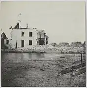 Redoute prissienne à coté d'une maison bombardée, sur le Canal.