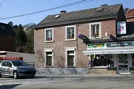 Maison de l'éclusier et la route sur le chemin de halage.