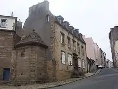 Autre exemple de polylithisme, la maison de la Fontaine (XVIIIe siècle).