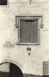 Fenêtre à linteaux sculptés et inscription gothique