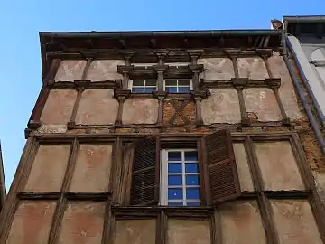 no 17 : détail des fenêtres des 2e et 3e étages.