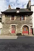 La maison du chapeau rouge.