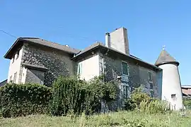 Tour escalier (à gauche) et une tour ronde (à droite), façade sud.