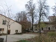 Lieu entre église et maison natale, où Jeanne entend et voit ses premières apparitions en 1420.