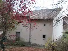 Arrière, toit en appentis à tuile canal.