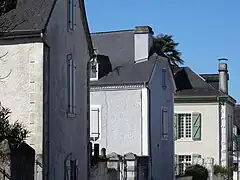 Photographie en couleurs de fermes dans une ville.