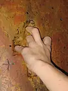 Tradition du signe de croix dans une colonne.