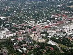 Vue aérienne du centre de Malmi. À l'avant Ala-Malmi et Ylä-Malmi de l'autre côté de la route.