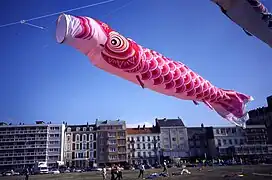 Les façades du front de mer à l'arrière plan. (1996)