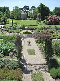 Vue partielle du jardin et du colombier
