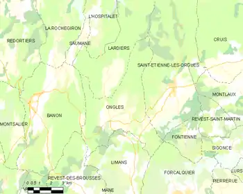Carte élémentaire montrant les limites de la commune, les communes voisines, les zones de végétation et les routes