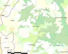 Carte élémentaire montrant les limites de la commune, les communes voisines, les zones de végétation et les routes