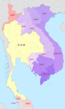 Une carte de la péninsule indochinoise, constellée de drapeaux français et britanniques.