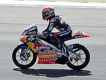 Vue de profile de Marc Márquez sur une moto.