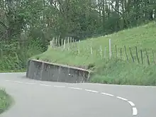 Photographie en couleurs d’un mur de soutènement le long de la Route des Creuses.
