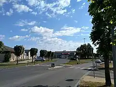 Le marché couvert près du rond-point des routes de Poitiers, Châtellerault et Loudun.