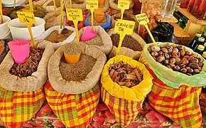 Sacs en madras contenant des épices, marché Saint-Antoine en Guadeloupe.