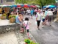 Marché de Payrac sur la place du Marché, présent lors de la saison estivale.