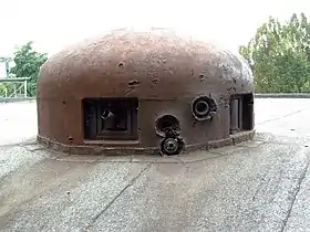 Cloche GFM marquée par des impacts (Casemate no 35/3).