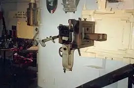 Un jumelage de mitrailleuses à côté de son créneau (Casemate no 35/3).