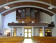 Vue intérieure de la nef vers la tribune de l'orgue Orgue Muhleisen-Walther (1965).