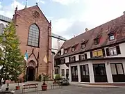 Accueil du prieuré et entrée par le transept Sud.