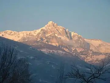 Le pic Saillant, devant le pic du Gar, vu depuis Marignac.