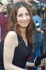 Marin Hinkle interprète Rose.