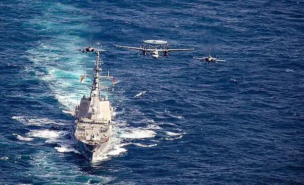 Le Blas de Lezo survolé par deux Dassault Rafale et un Grumman E-2 de la force maritime de l'aéronautique navale française pendant l'exercice « Formidable Shield 2023 » le 15 mai 2023.