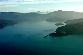 Photographie aérienne à basse altitude d'une baie vue en direction de l'amont.