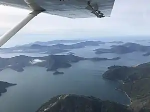 Photographie aérienne d'un littoral extrêmement découpé.