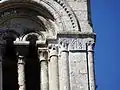 Étage de beffroi, côté est, chapiteaux à droite.
