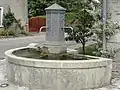 Fontaine demi-circulaire.