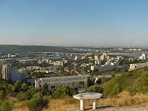 Le Viaduc de Martigues sur le canal de CaronteAu fond à droite, complexe pétrochimique de Lavéra