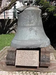 L'ancienne cloche d'église Saint-Martin, détruite par un incendie en 1966,.