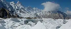 Le sommet double du Mandu Kangri, au centre de l'image, à droite du Masherbrum (7 821 m) au centre.