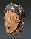 Masque heaume ngontang. Fang. République gabonaise, 19e s. Bois, pigments dont kaolin, laiton, fragment de miroir. H. 31 cm