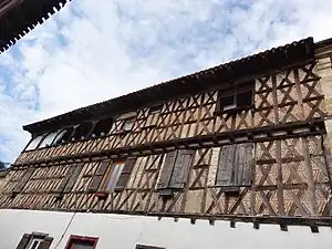 Détails des colombages de la maison face à la maison classée.