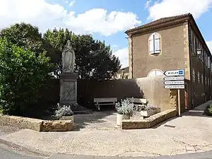 La statue de la Vierge.