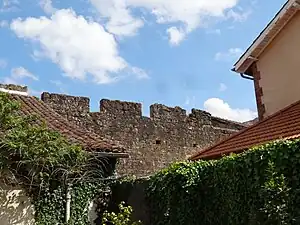 Les vestiges de l'ancien rempart.