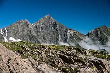 La face est du mont du Petit Valier (à gauche), le mont Valier (au centre) et le col entre les deux.