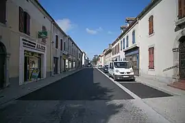 La D 835, dans le centre-ville de Maubourguet (rue du Maréchal-Joffre), en direction de Pau et de Bordeaux.
