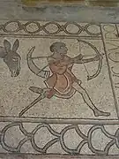Vue sur une mosaïque présentant un archer unijambiste, équipé d'une prothèse.