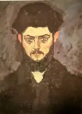 Portrait en buste pleine face d'un jeune homme brun barbu, aux yeux clairs